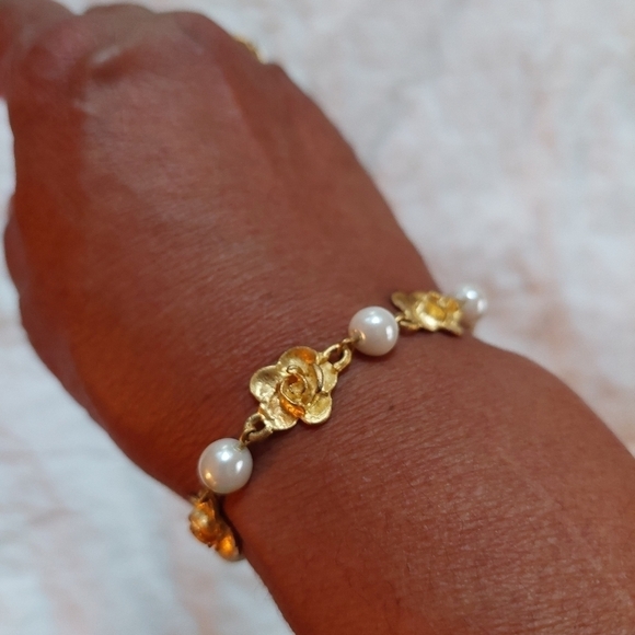 Vintage Jones Wear Faux Pearl and Gold-tone Rossettes Bracelet - Picture 1 of 6